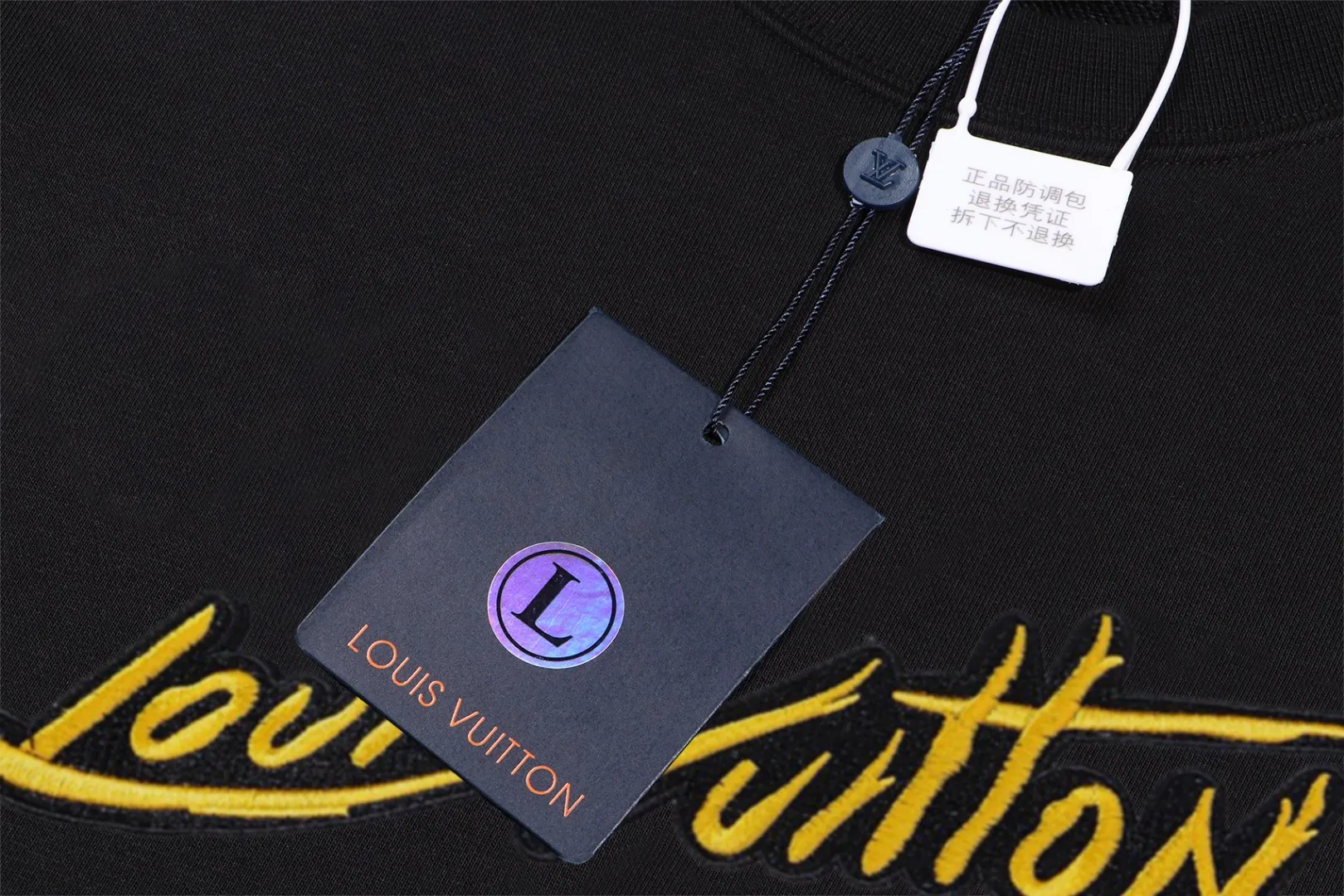 🅿️250 hot style on the shelves🔥❗ 💫〖Louis Vuitton LV〗 Fashionable round neck sweatshirt, casually matched with various styles, it is perfectly handsome😎The whole dress is made of double waistcoats, which makes the whole dress more three-dimensional. Not ordinary factories can do such fine work. The 2025 spring style counters are on sale, exquisite round neck terry sweatshirt, high-end double-strand pure cotton Customized drawstring ribs are dyed in the same vat and are complete with three standards. The chest craftsmanship adopts a simple and elegant pattern on the chest, which is easy to control for any age group! Fit and comfortable! Customized thickened 440g terry sweatshirt fabric, soft and comfortable to the touch, with a three-dimensional shape! 🙌🏻 It’s also very breathable, so it’s a versatile style that can be worn with any outfit! ✔Color: Black White Apricot Size: S M L XL 2XL